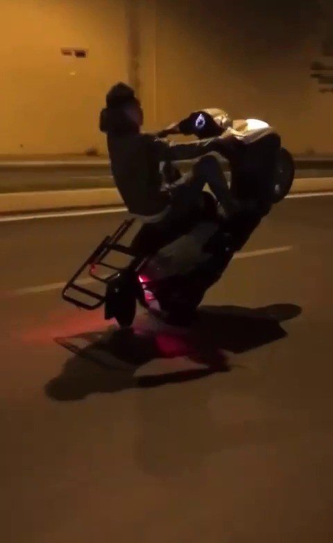 Pendik’te motosiklet ile tek teker üzerinde tehlikeli yolculuk kamerada