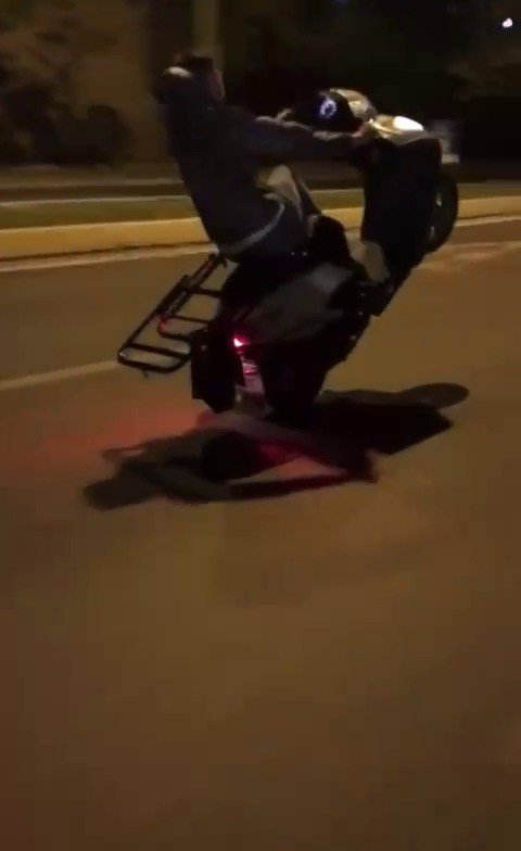 Pendik’te motosiklet ile tek teker üzerinde tehlikeli yolculuk kamerada