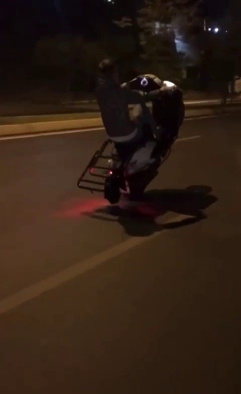 Pendik’te motosiklet ile tek teker üzerinde tehlikeli yolculuk kamerada