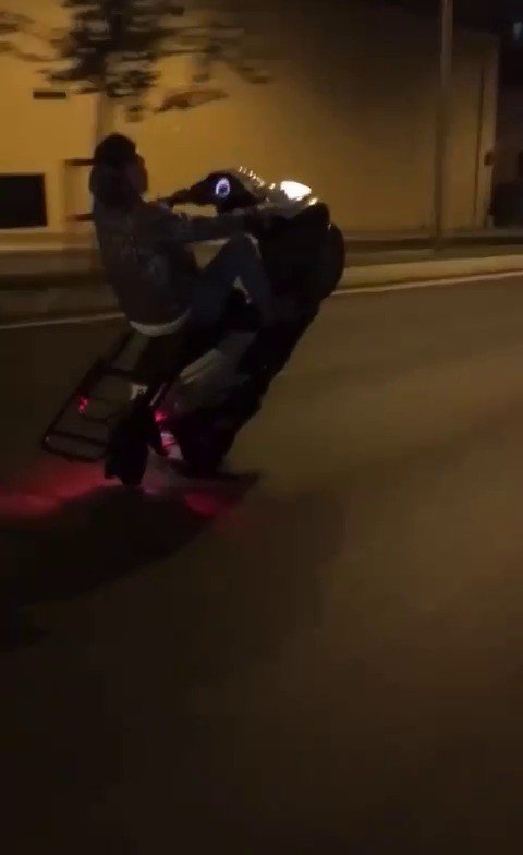 Pendik’te motosiklet ile tek teker üzerinde tehlikeli yolculuk kamerada