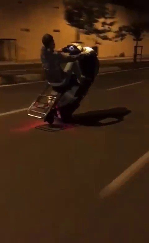Pendik’te motosiklet ile tek teker üzerinde tehlikeli yolculuk kamerada