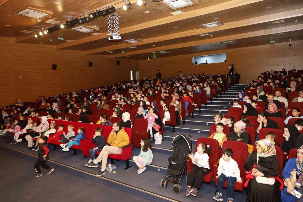 Sultangazili çocukların tiyatro keyfi