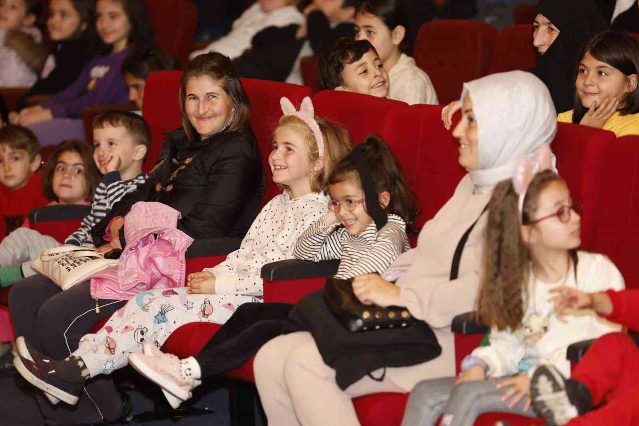 Sultangazili çocukların tiyatro keyfi