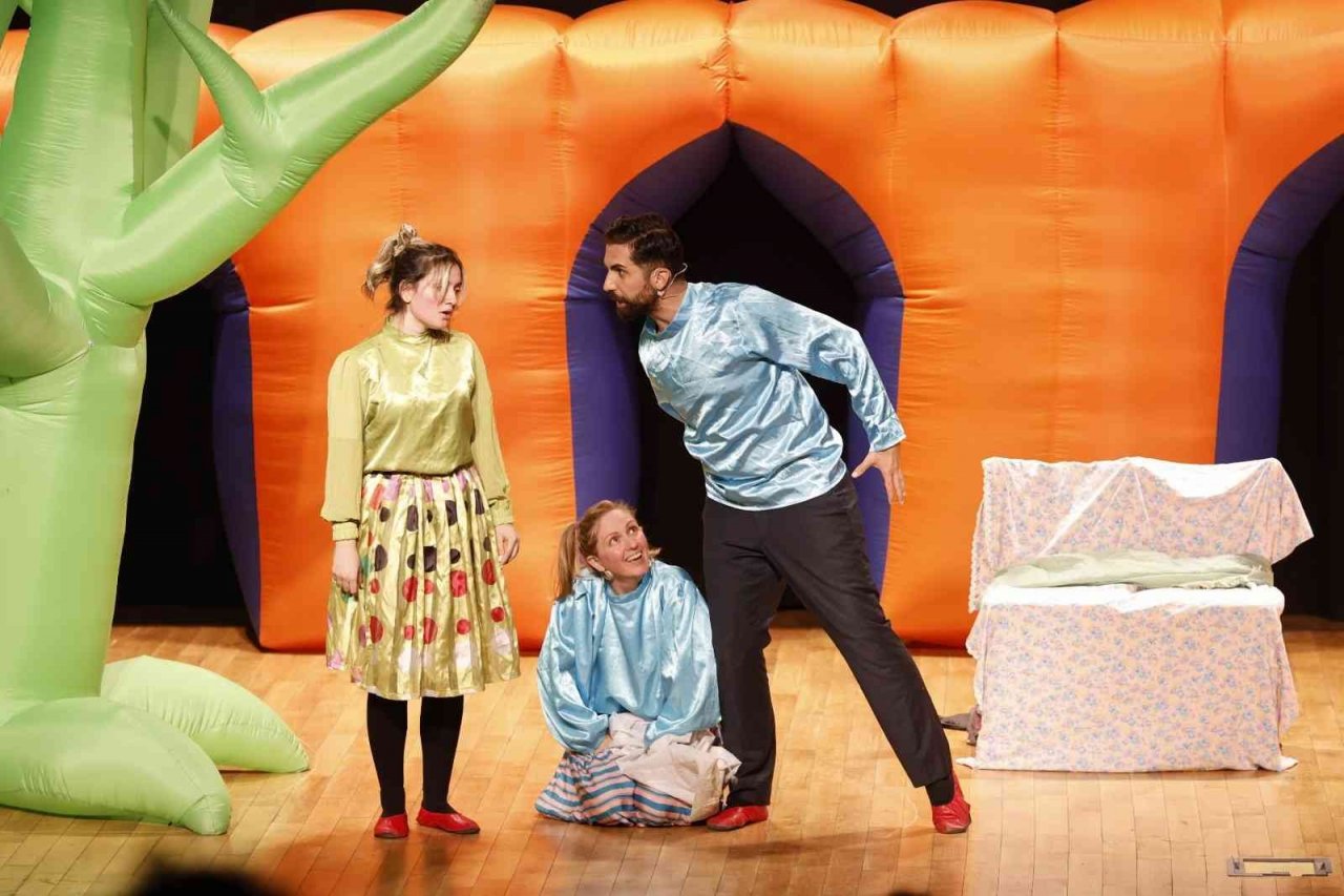 Sultangazili çocukların tiyatro keyfi