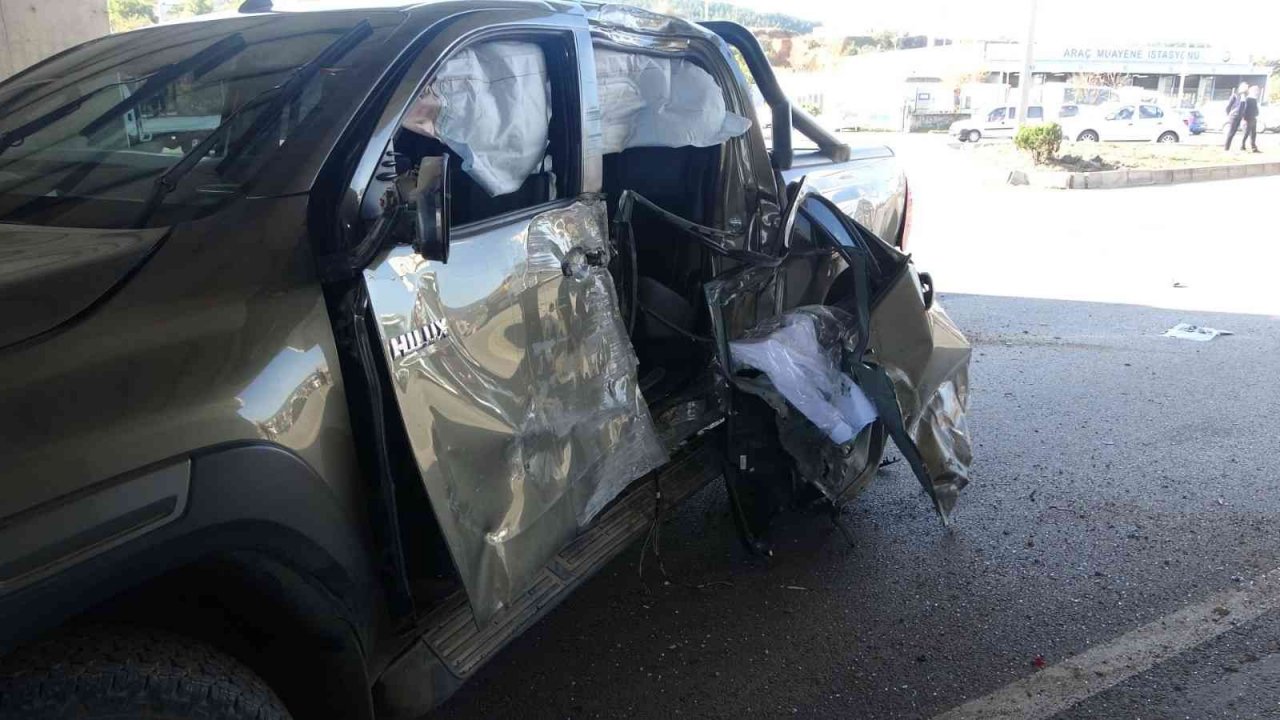 Tuzla’da kaza yaparak savrulan aracın çarptığı motosikletli ağır yaralandı