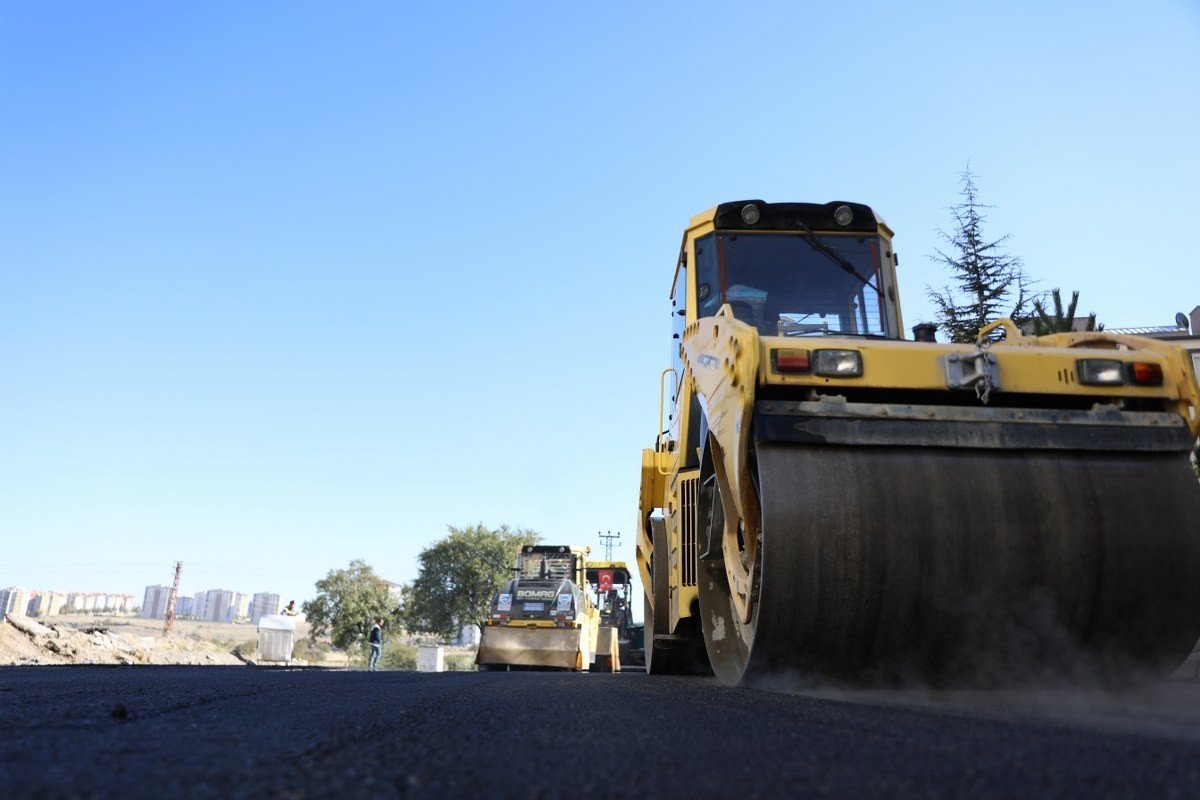 Gökkent Mahallesi’nde 5 sokakta yeni yol çalışması yapıldı