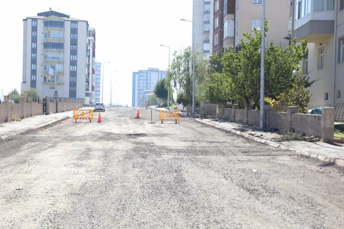 Gökkent Mahallesi’nde 5 sokakta yeni yol çalışması yapıldı