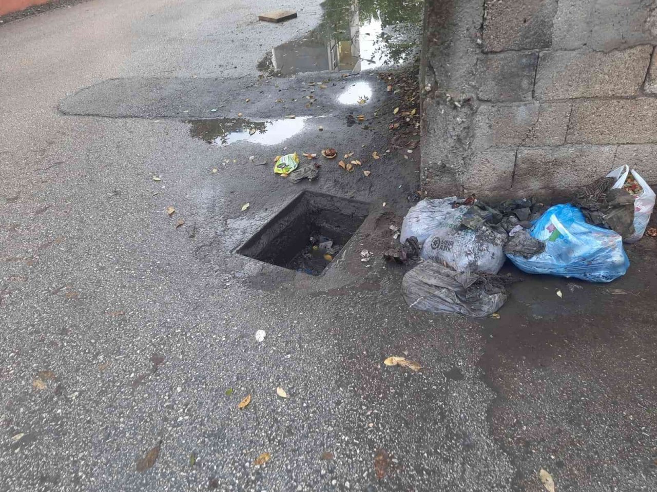 Çalınan demir mazgal tehlike oluşturuyor