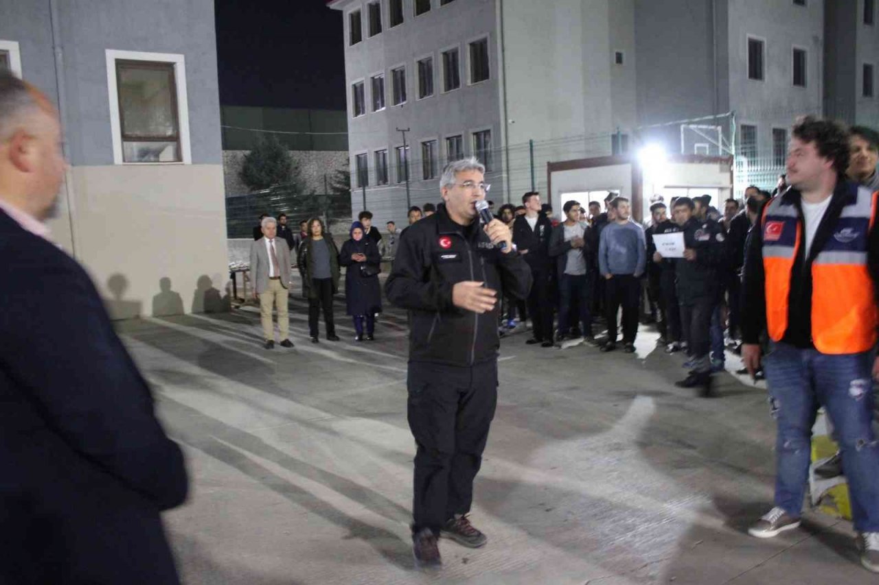 Öğrencilere yönelik ‘Deprem Anı, Çök Kapan Tutun ve Tahliye’ tatbikatı yapıldı