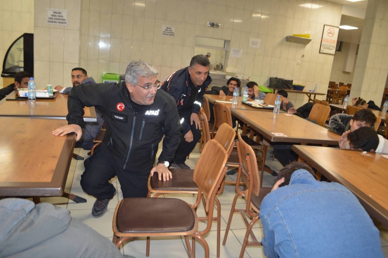 Öğrencilere yönelik ‘Deprem Anı, Çök Kapan Tutun ve Tahliye’ tatbikatı yapıldı