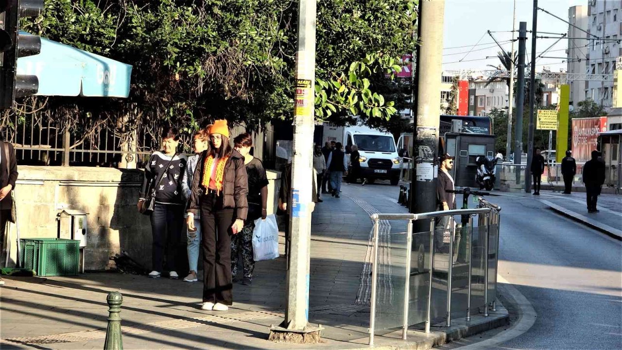 Saygı duruşu sırasında yaşanan zincirleme kazada 6 araç birbirine girdi