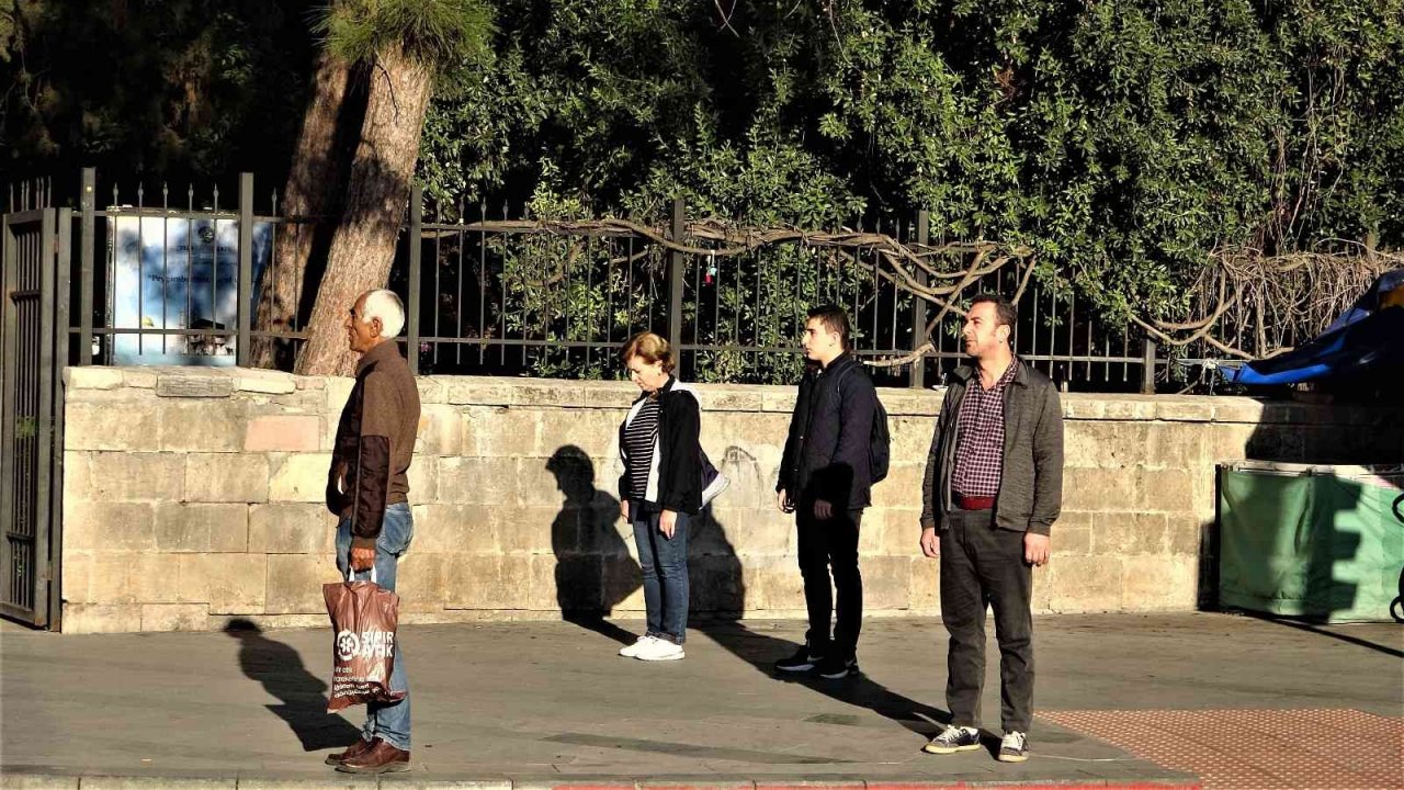 Saygı duruşu sırasında yaşanan zincirleme kazada 6 araç birbirine girdi