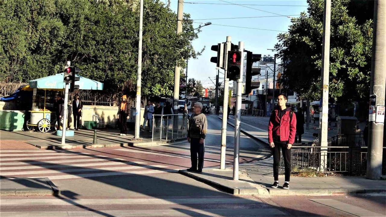Saygı duruşu sırasında yaşanan zincirleme kazada 6 araç birbirine girdi