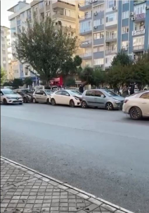 Saygı duruşu sırasında yaşanan zincirleme kazada 6 araç birbirine girdi