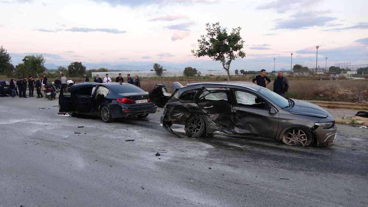 Antalya’da çarpışan otomobiller hurdaya döndü: 1 yaralı