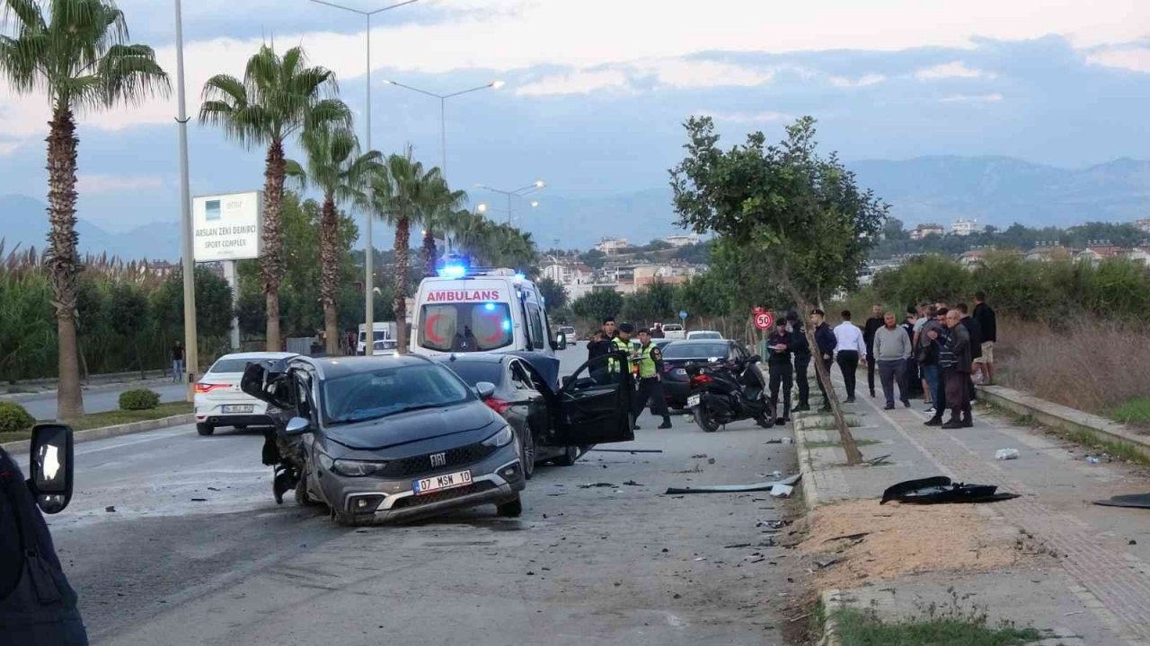 Antalya’da çarpışan otomobiller hurdaya döndü: 1 yaralı