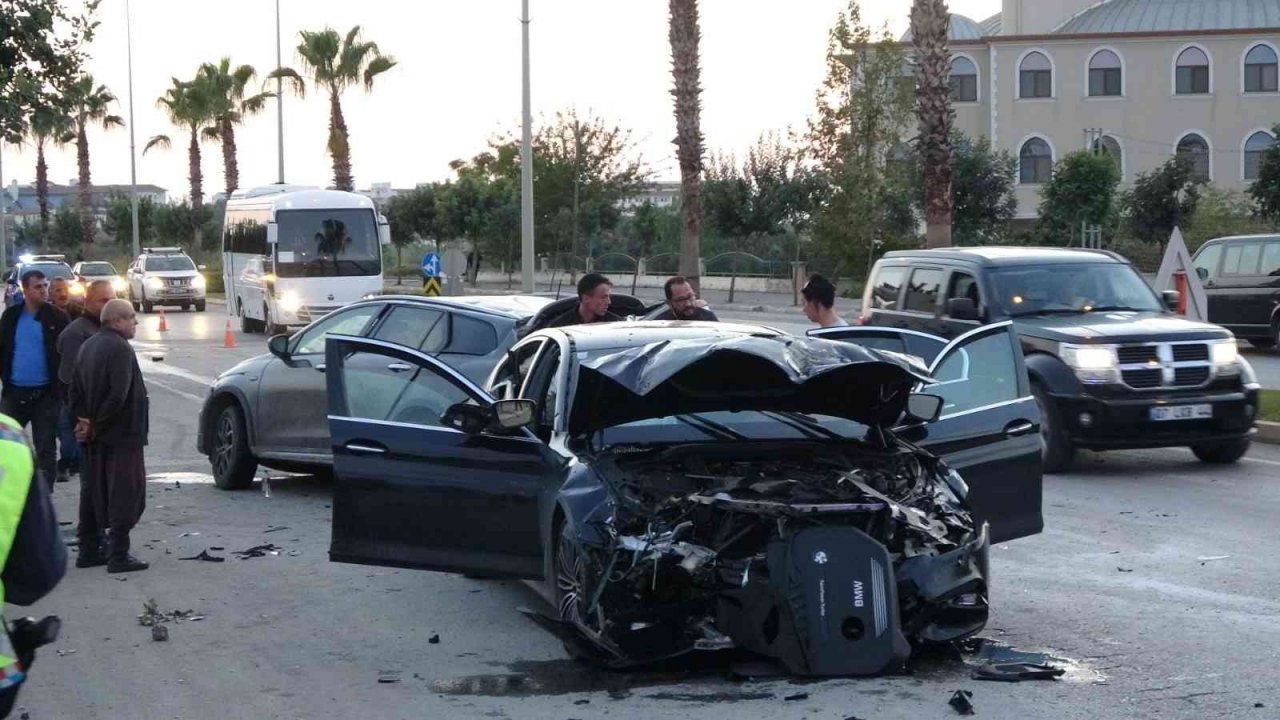 Antalya’da çarpışan otomobiller hurdaya döndü: 1 yaralı