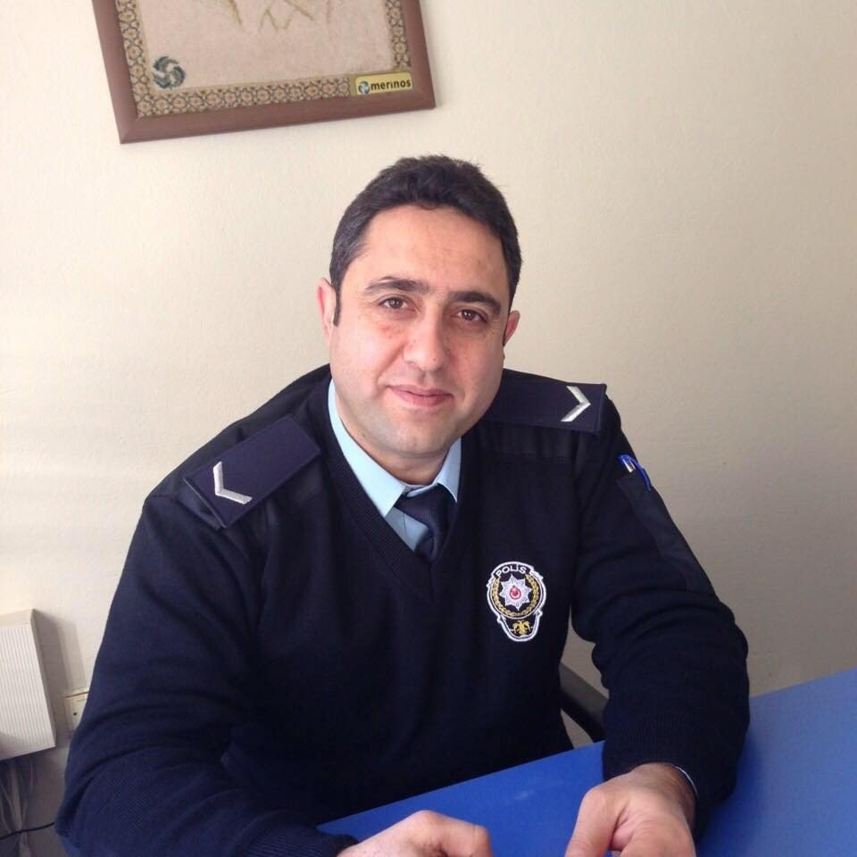 Minibüs çarpan komiser ağır yaralandı