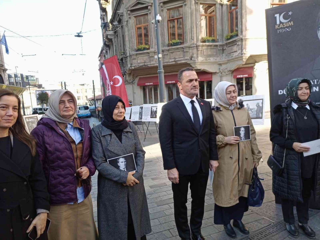 Beyoğlu’nda 10 Kasım’a özel “Atatürk’e Saygı- Dünyanın Gözünden Atatürk” sergisi açıldı