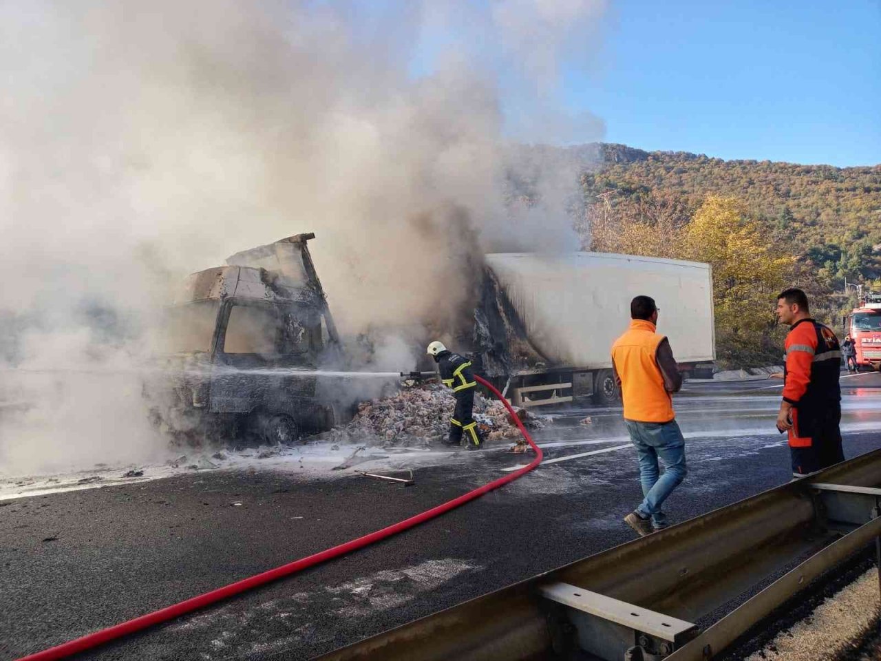 Bilecik’te kesilmiş tavuk yüklü tır cayır cayır yandı