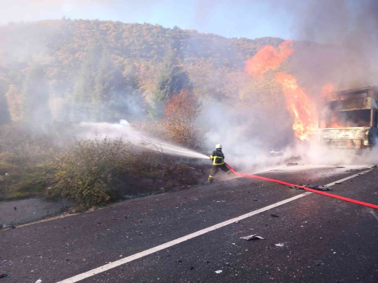 Bilecik’te kesilmiş tavuk yüklü tır cayır cayır yandı