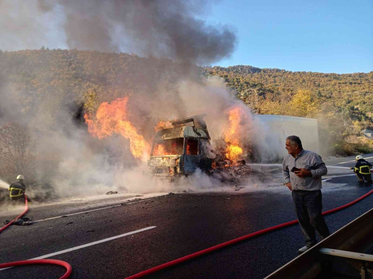 Bilecik’te kesilmiş tavuk yüklü tır cayır cayır yandı
