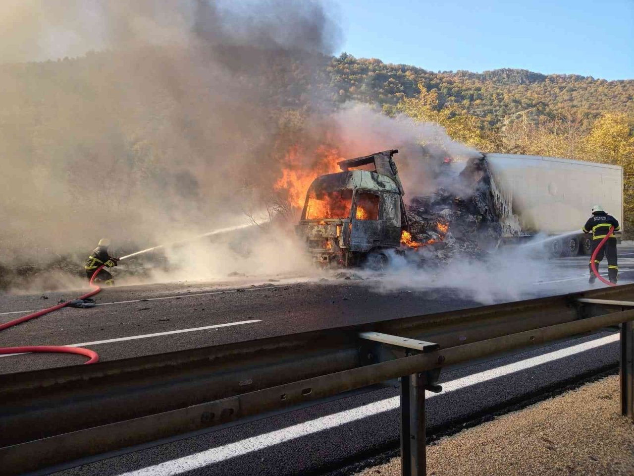 Bilecik’te kesilmiş tavuk yüklü tır cayır cayır yandı