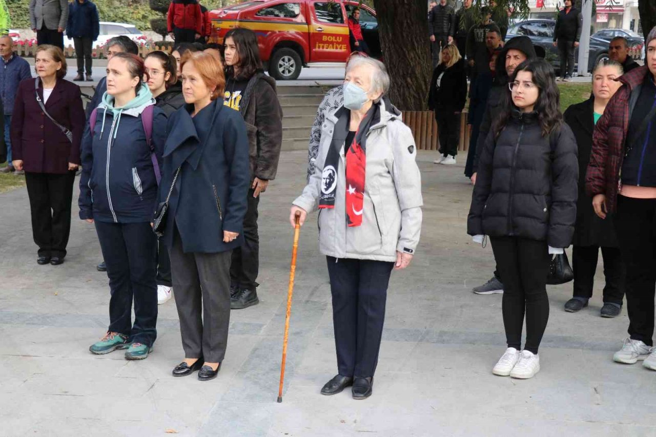 Bolu’da Ata’ya saygı duruşu