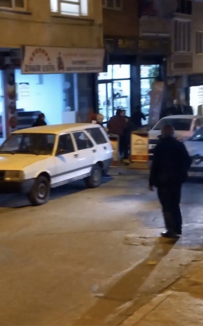 Bursa’da trafikte sinirler gergin...Yol verme yüzünden bıçak çekti