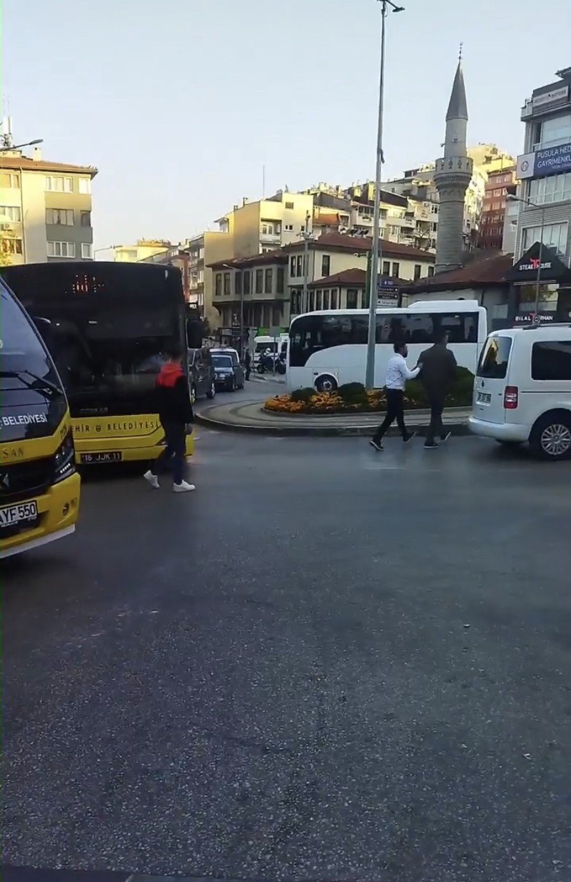 Bursa’da trafikte sinirler gergin...Yol verme yüzünden bıçak çekti