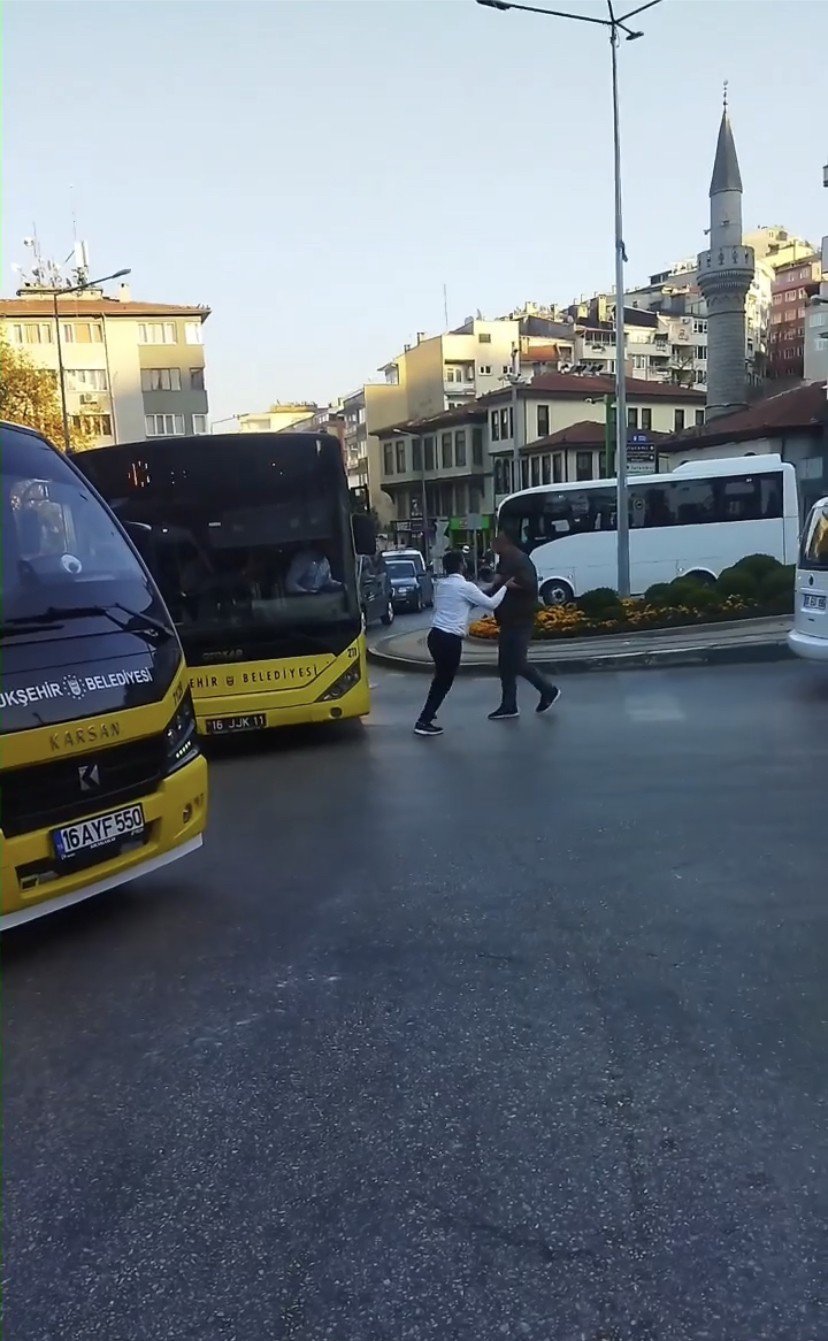 Bursa’da trafikte sinirler gergin...Yol verme yüzünden bıçak çekti