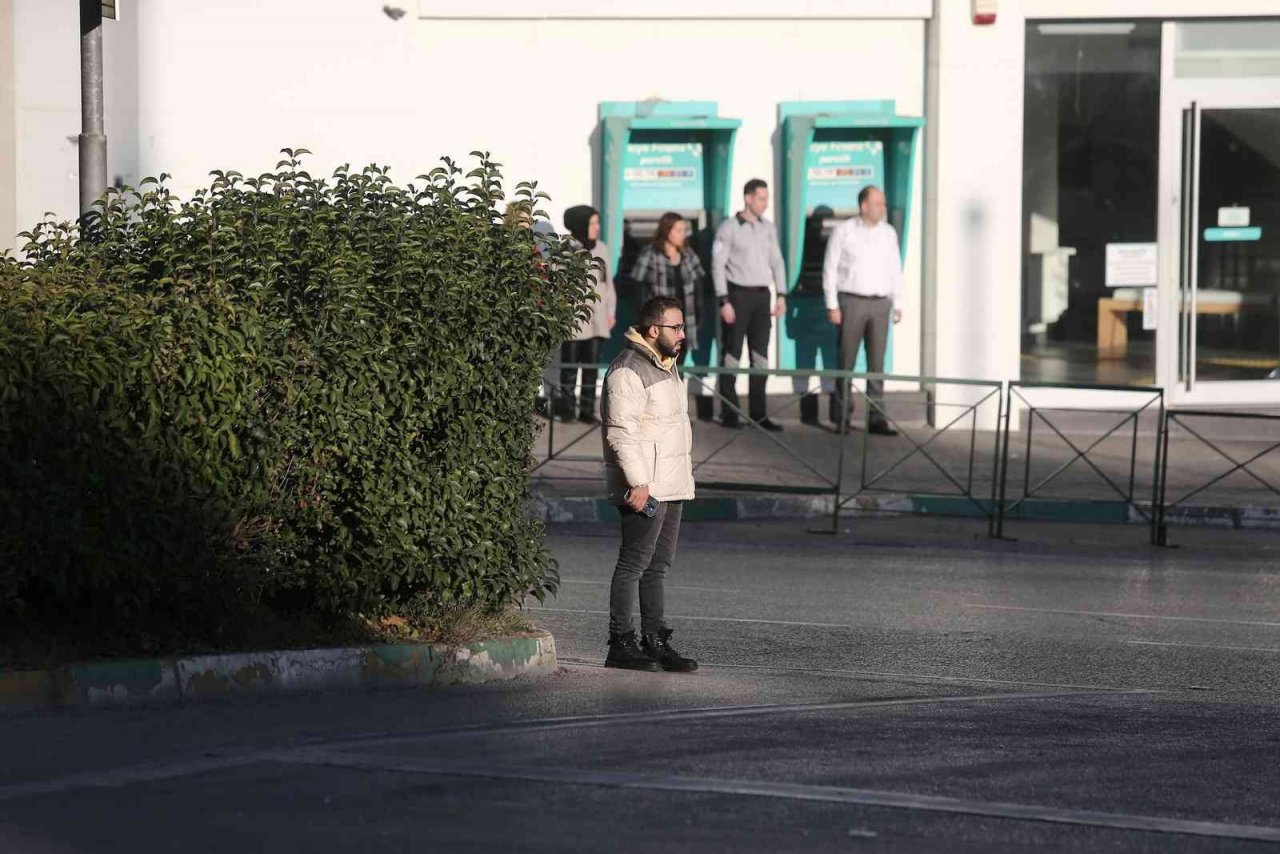 Zeytin toplayan köylü kadınlar tarlada böyle saygı duruşuna durdu