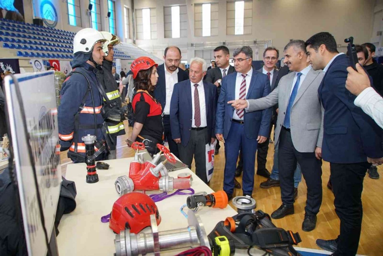 Üniversite öğrencileri mezun olmadan çalışma hayatını tanıdı, iş başvurusu yaptı