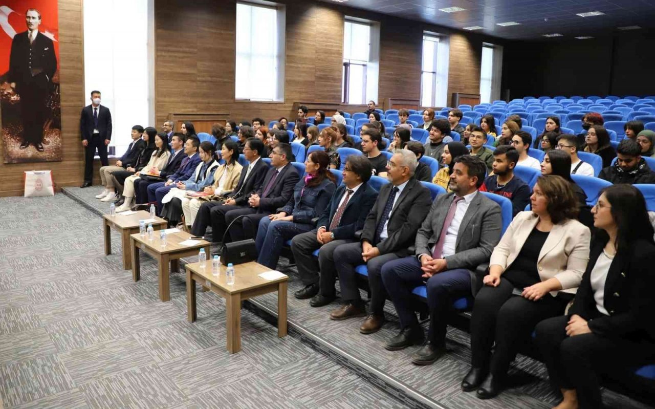 Çin Halk Cumhuriyeti Ankara Büyükelçisi Shaobinx, NEVÜ’lü öğrencilerle bir araya geldi