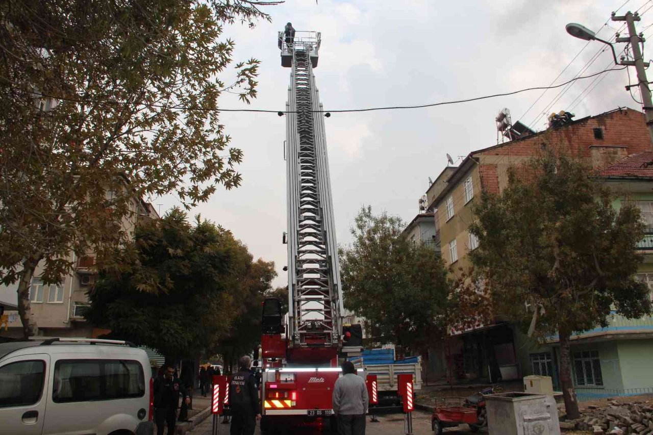 Elazığ’da çatı yangını korkuttu