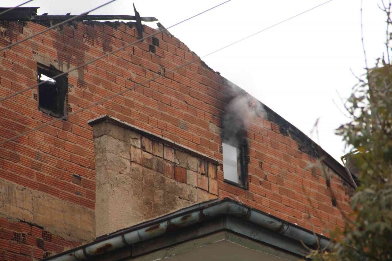 Elazığ’da çatı yangını korkuttu