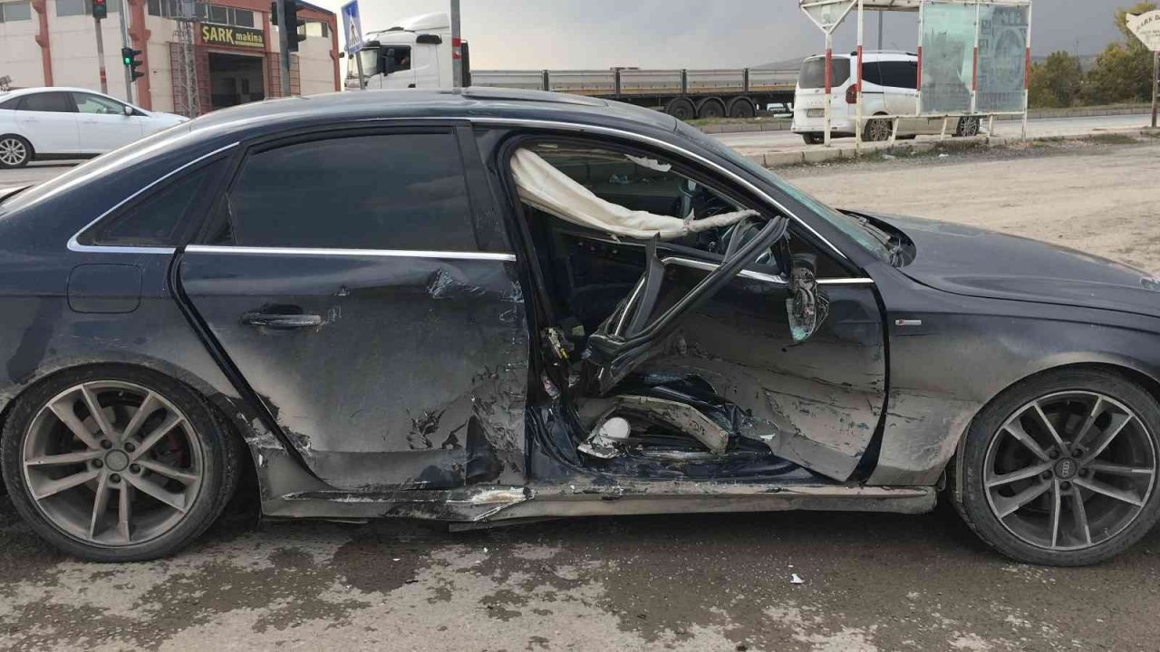 Elazığ’da iki araç çarpıştı: 5 yaralı