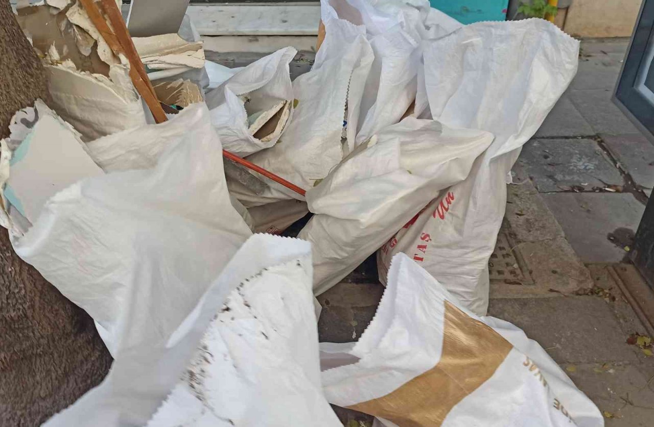 Harfiyat torbaları kaldırımı kapadı