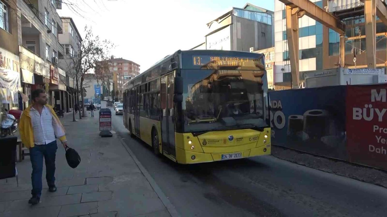 Sultanbeyli’de İETT otobüsüne sandalyeli saldırı: Camları patlattı