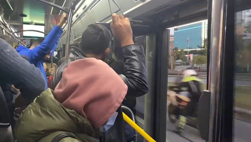 Kadıköy’de yolcu dolu İETT otobüsü kapısı açık ilerledi