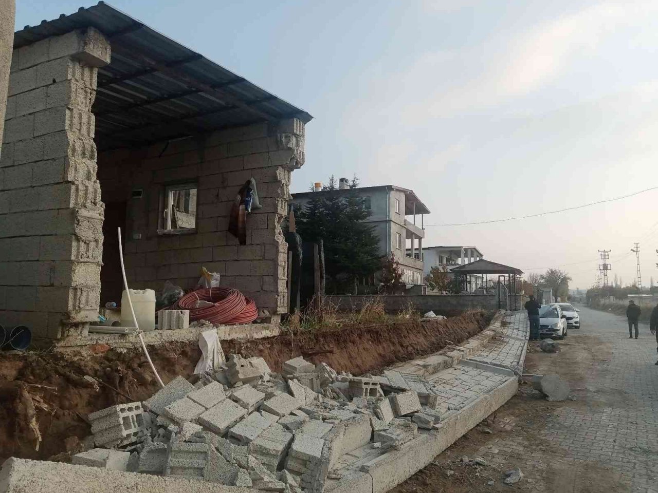 Üzerine duvar devrilen işçi hayatını kaybetti