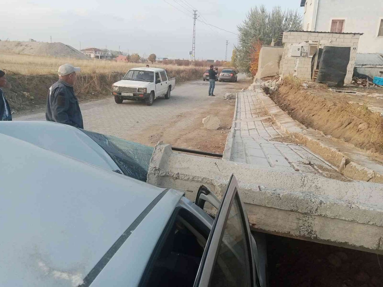 Üzerine duvar devrilen işçi hayatını kaybetti