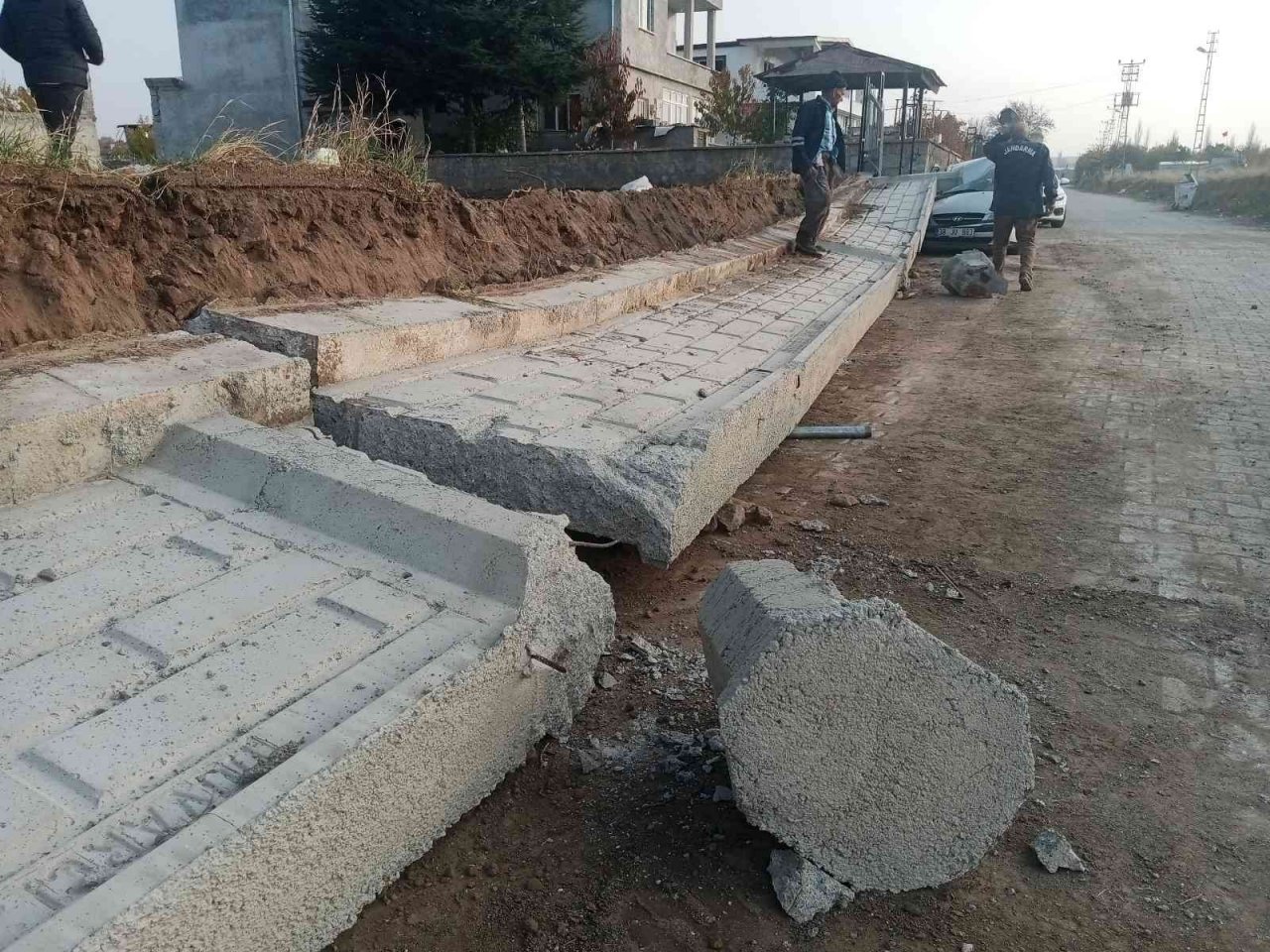 Üzerine duvar devrilen işçi hayatını kaybetti