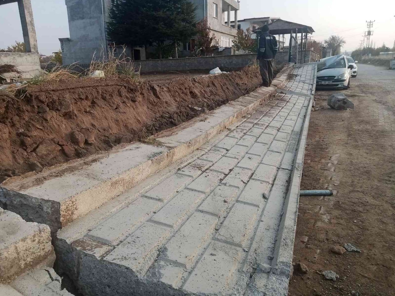 Üzerine duvar devrilen işçi hayatını kaybetti