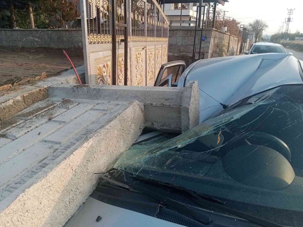 Üzerine duvar devrilen işçi hayatını kaybetti