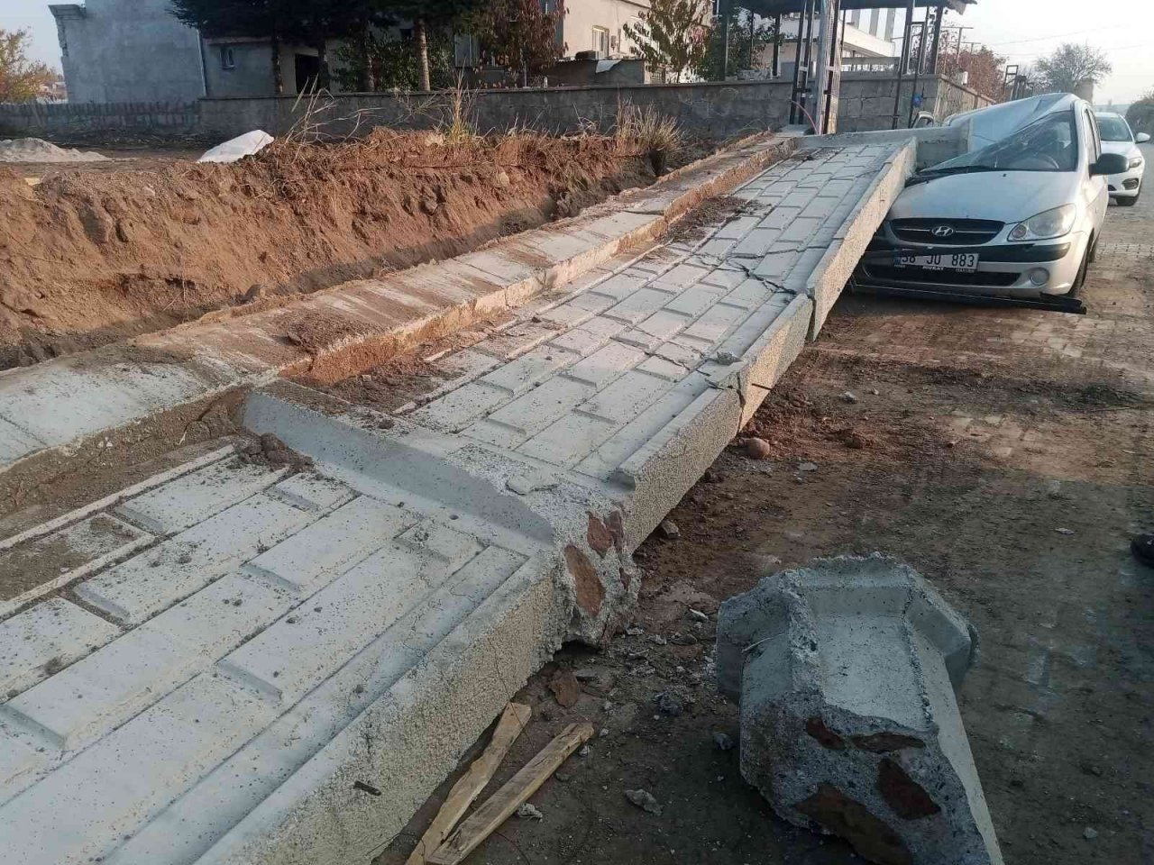 Üzerine duvar devrilen işçi hayatını kaybetti