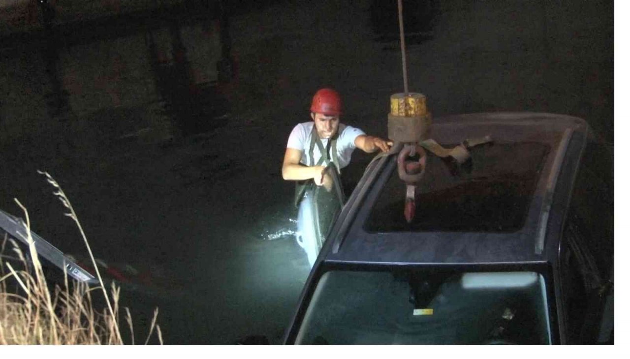 Kazaya karışan otomobiller köprü korkuluklarını kırarak dereye uçtu: Mahsur kalan 4 kişiyi itfaiye ekipleri kurtardı