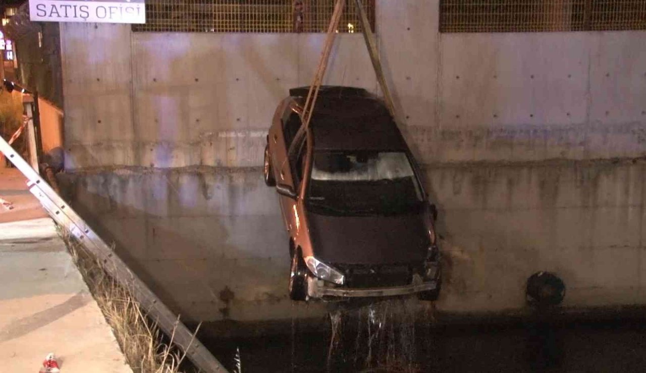Kazaya karışan otomobiller köprü korkuluklarını kırarak dereye uçtu: Mahsur kalan 4 kişiyi itfaiye ekipleri kurtardı