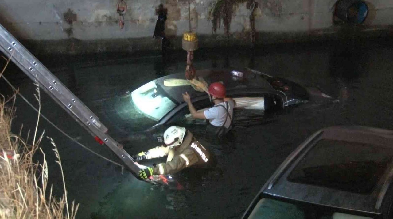 Kazaya karışan otomobiller köprü korkuluklarını kırarak dereye uçtu: Mahsur kalan 4 kişiyi itfaiye ekipleri kurtardı