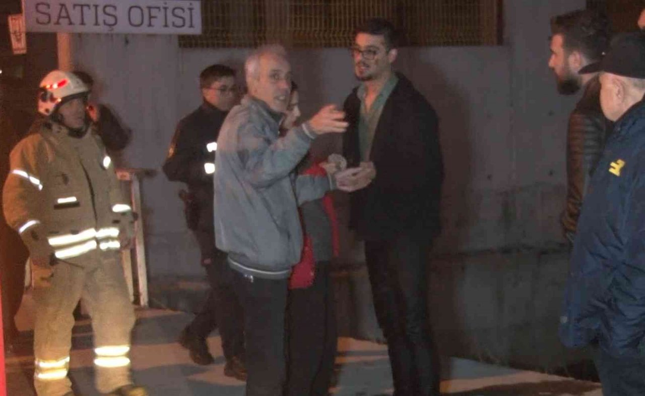 Kazaya karışan otomobiller köprü korkuluklarını kırarak dereye uçtu: Mahsur kalan 4 kişiyi itfaiye ekipleri kurtardı